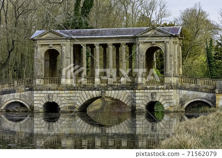 Octagon Lake and Palladian Bridge in Stowe 71562079