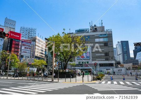 新宿站東口站前廣場 新宿站東口站前廣場 71562839