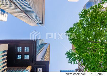 Cityscape of Marunouchi, Tokyo in the blue sky 71562869