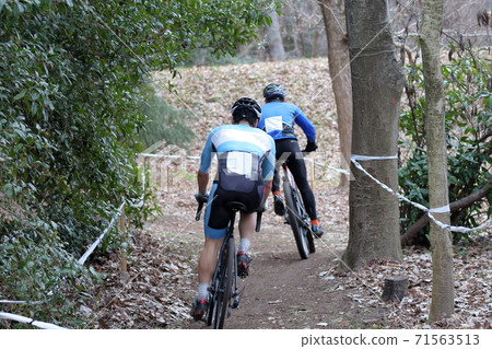 運動員在樹林裡比賽（自行車越野賽） 71563513