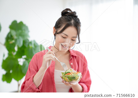 吃沙拉的一個少婦 71566610