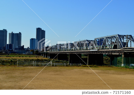 川崎市：多摩河上的秋天武藏小杉塔公寓和鐵路 71571160