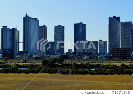 川崎市：多摩河上的秋季武藏小杉塔樓景觀 71571166