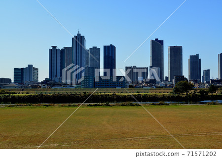 川崎市：多摩河上的秋季武藏小杉塔樓景觀 71571202