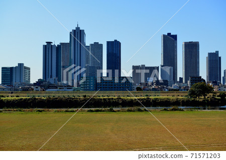 川崎市:多摩河上的秋季武藏小杉塔樓景觀 川崎市:多摩河上的秋季武藏小杉塔樓景觀 71571203