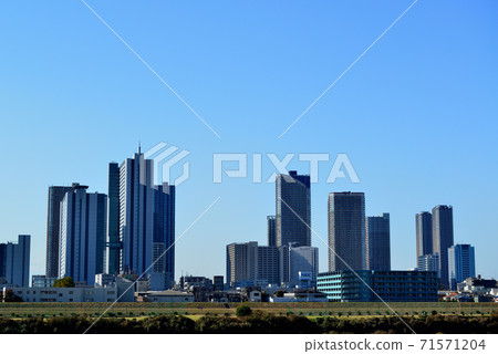 川崎市:多摩河上的秋季武藏小杉塔樓景觀 川崎市:多摩河上的秋季武藏小杉塔樓景觀 71571204