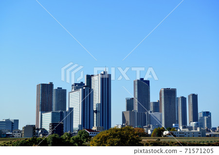 川崎市:多摩河上的秋季武藏小杉塔樓景觀 川崎市:多摩河上的秋季武藏小杉塔樓景觀 71571205