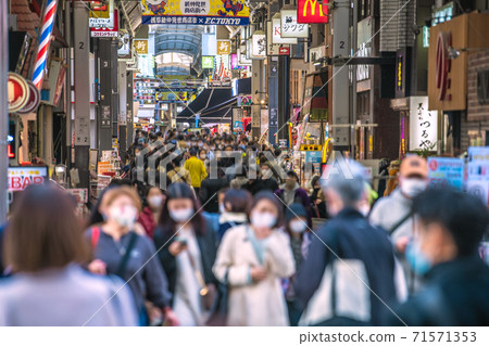 日本淺草,光環東京的東京都市風景。希望有一個戴著口罩的人擁擠的新Nakamise = 11月15日 日本淺草,光環東京的東京都市風景。希望有一個戴著口罩的人擁擠的新Nakamise = 11月15日 71571353