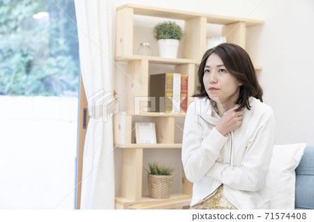 Cold woman chills illness Cold woman chills illness 71574408