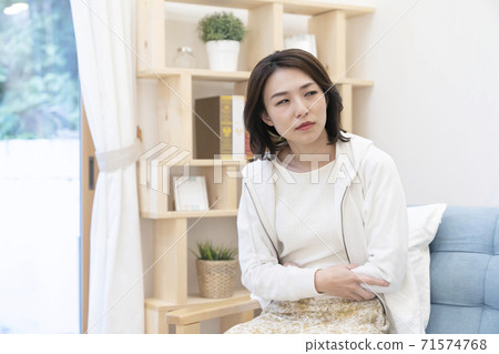 Female illness abdominal pain 71574768