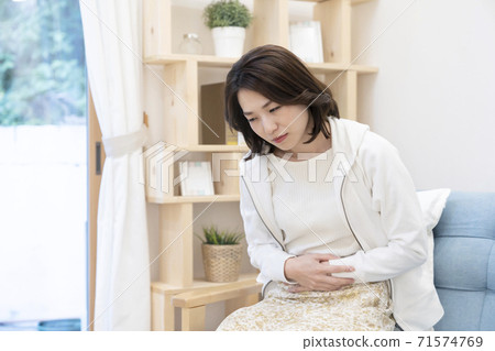 女人身體狀況不佳 71574769