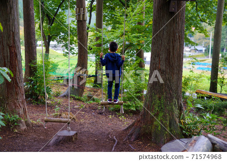 孩子們在森林裡玩手工鞦韆 71574968