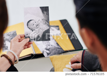 Mother showing old photo 71576105