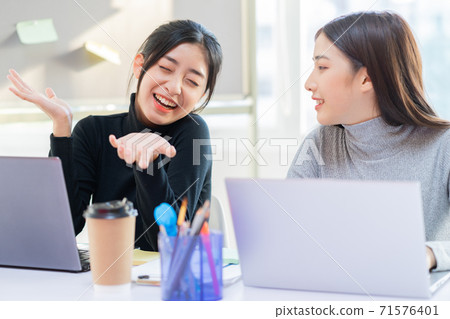 Women business conversation 71576401