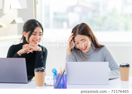 Women business conversation 71576405
