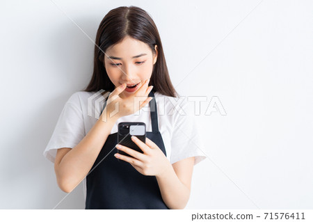 A waitress holding smartphone A waitress holding smartphone 71576411
