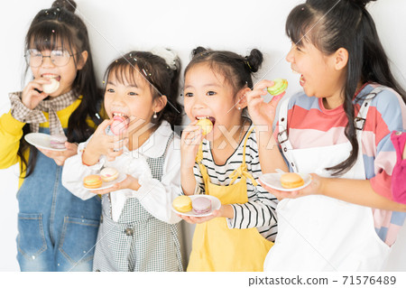 Children eating Children eating 71576489