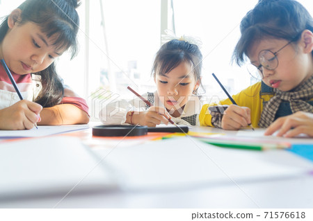 Children studying 71576618