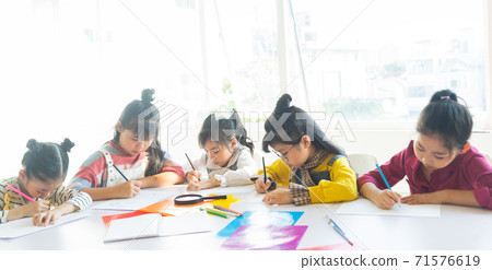 Children studying 71576619