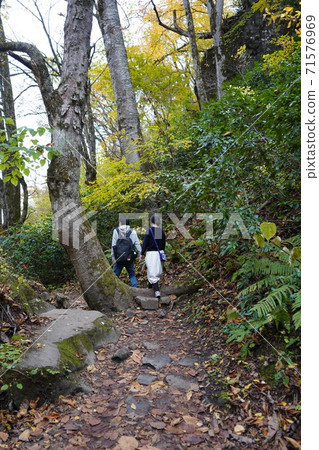 On the way to Naena Waterfall, which has been selected as one of the 100 best waterfalls in Japan On the way to Naena Waterfall, which has been selected as one of the 100 best waterfalls in Japan 71576969