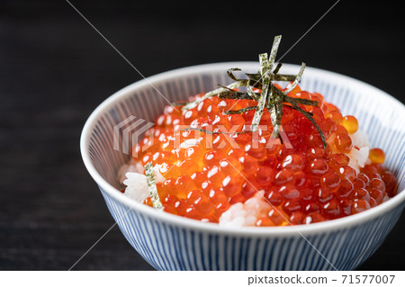 Salmon roe pickled in soy sauce over rice 71577007