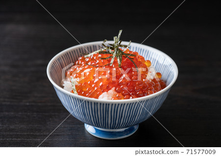 Salmon roe pickled in soy sauce over rice 71577009