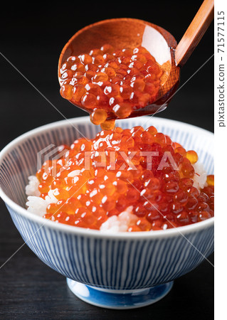 Sprinkle salmon roe pickled in soy sauce on rice 71577115