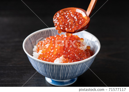 在飯上撒些倉醬油 71577117