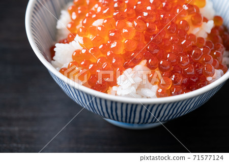 Salmon roe pickled in soy sauce over rice 71577124