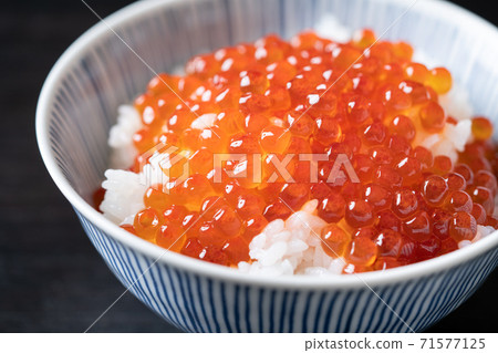 Salmon roe pickled in soy sauce over rice 71577125