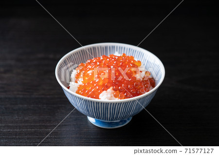 Salmon roe pickled in soy sauce over rice 71577127