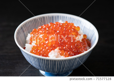 Salmon roe pickled in soy sauce over rice 71577128