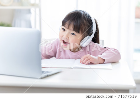 在線上課的女孩 在線上課的女孩 71577519