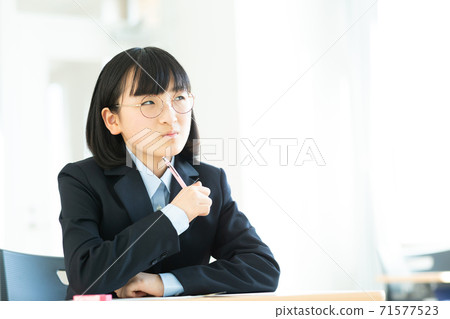 初中女生上課 初中女生上課 71577523