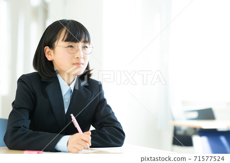 初中女生上課 初中女生上課 71577524