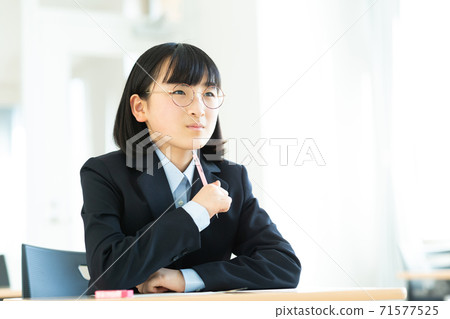 Junior high school girls taking classes Junior high school girls taking classes 71577525