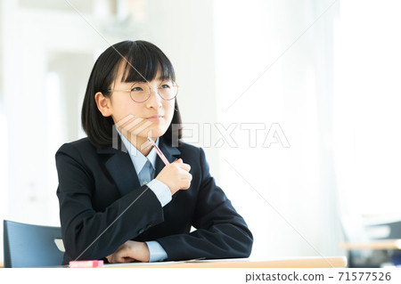 初中女生上課 初中女生上課 71577526