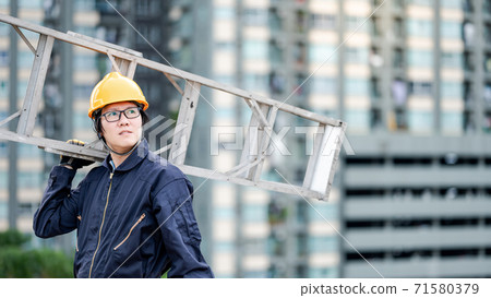 Maintenance worker man carrying aluminium ladder 71580379