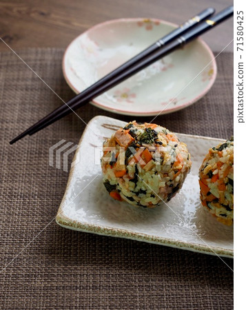 亞洲食物飯糰 71580425