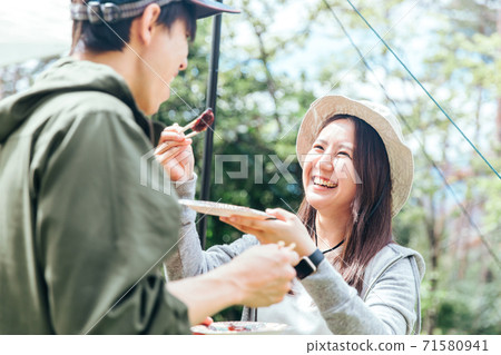 男人和女人在營地做燒烤 71580941