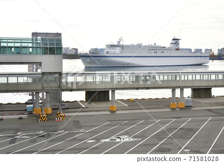 Photographed the scenery of the ferry berthing at the ferry terminal after entering Tomakomai West Port, Tomakomai City, Hokkaido Photographed the scenery of the ferry berthing at the ferry terminal after entering Tomakomai West Port, Tomakomai City, Hokkaido 71581028