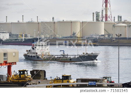 Photographed the scenery of a cargo ship leaving the port after loading at Tomakomai West Port, Tomakomai City, Hokkaido Photographed the scenery of a cargo ship leaving the port after loading at Tomakomai West Port, Tomakomai City, Hokkaido 71581545