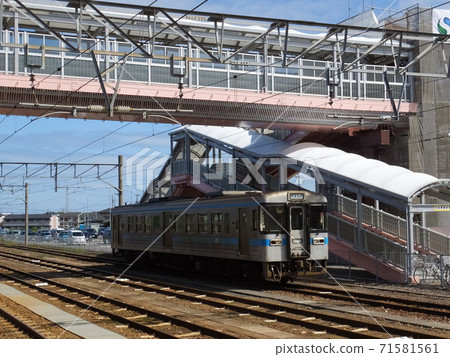 普通列車1000型停在JR四國忠達站 71581561