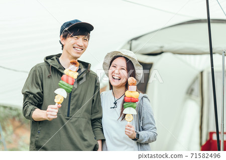在露營地燒烤的亞洲男女 在露營地燒烤的亞洲男女 71582496
