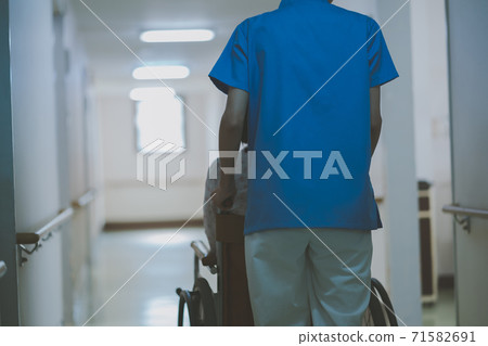 輪椅 女生 女孩 71582691