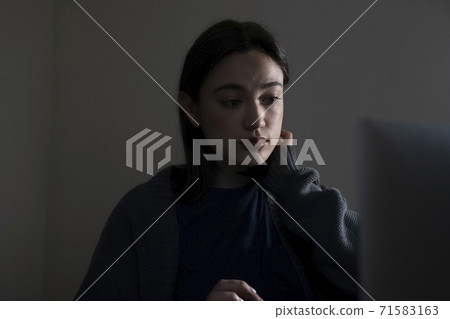 一個晚上工作的女人 71583163