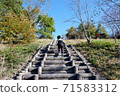 男孩在公園裡爬樓梯 71583312
