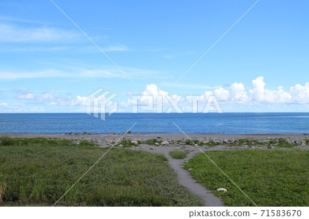 天氣晴朗往海邊的草地小徑 天氣晴朗往海邊的草地小徑 71583670