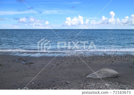 Small boat on the sea on the eve of the typhoon 71583673
