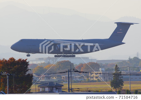 C-5M超級銀河降落在橫田基地 71584716